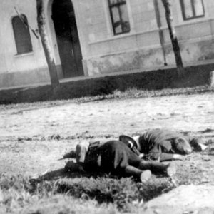 Civil holttestek az utcán (Forrás: Magyar Nemzeti Múzeum/64.3378)
